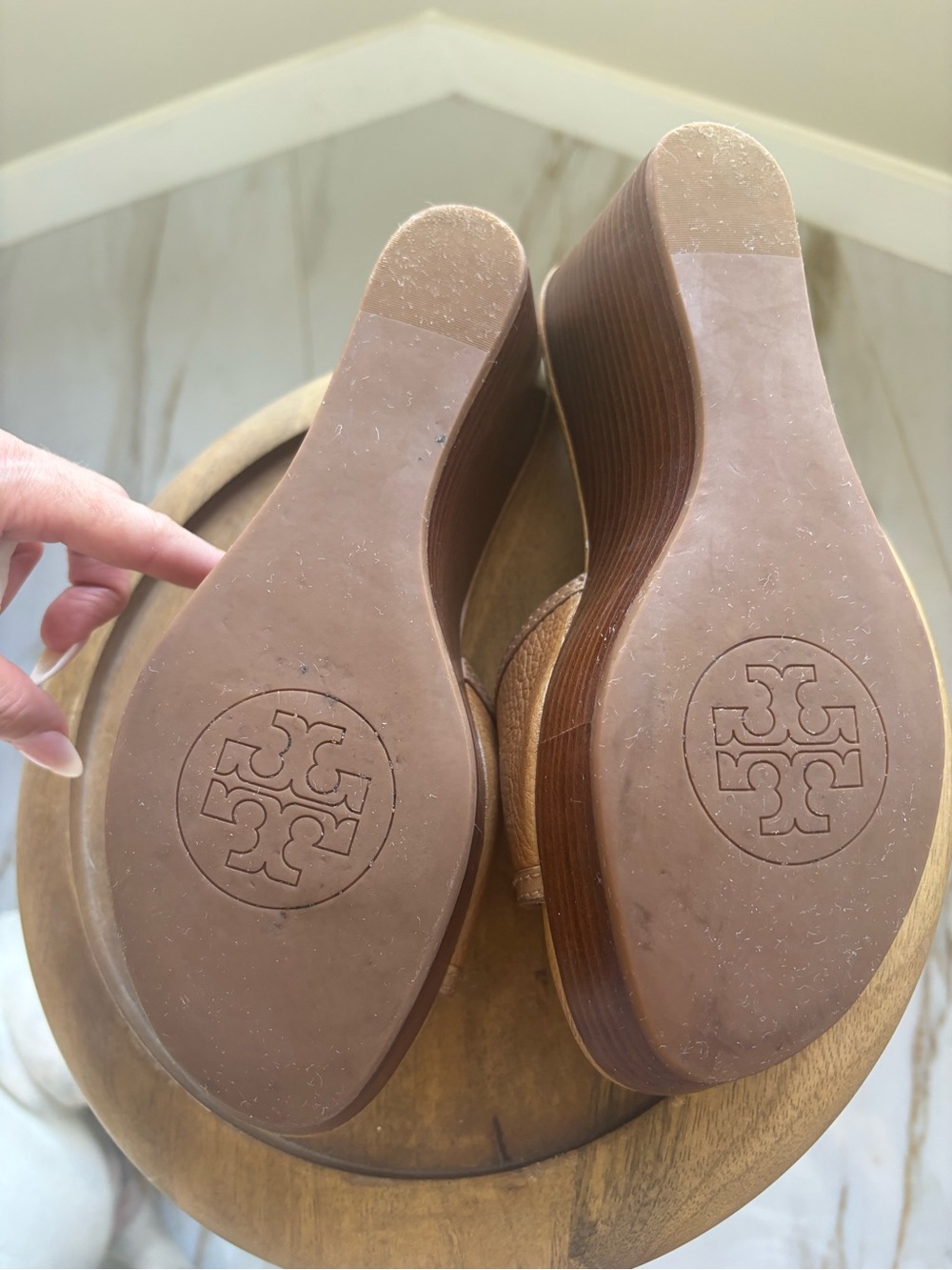 NEW Tory Burch SELMA Tan Leather Wedge Slides Gold Logo Medallions shoes 7.5M - Picture 8 of 9